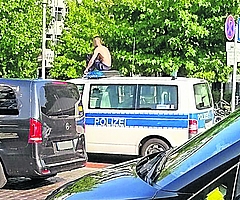 Ein 29-jähriger Mann saß in Neumünster auf dem Blaulicht eines Streifenwagens. (Foto: Ein Zeuge/Bundespolizei)