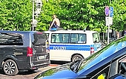 Ein 29-jähriger Mann saß in Neumünster auf dem Blaulicht eines Streifenwagens. (Foto: Ein Zeuge/Bundespolizei)