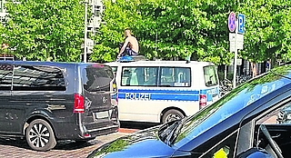 Ein 29-jähriger Mann saß in Neumünster auf dem Blaulicht eines Streifenwagens. (Foto: Ein Zeuge/Bundespolizei)