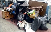 Möbel, Teppiche und gefüllte Müllbeutel wurden an einer Wertstoffinsel am Adenauerdamm entsorgt. (Foto: GAB Umwelt Service)