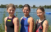 Edda Suhle (von links), Enna Weking und Skadi Blach gingen im Guggenberger See über 2,5 km an den Start. (Foto: EMTV)