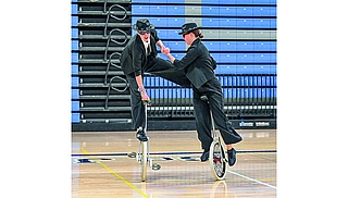 Cool wie einst im Film Jake and Elwood Blues: Nina Beckmann (links) und Karoline Voß in ihrer Kür im Stil und zur Musik der Blues Brothers. (Foto: Thomas Hoeser)