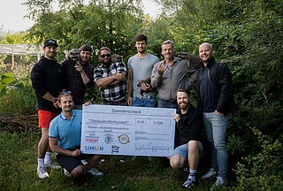 Die Spendenübergabe in Höhe von 3500 Euro durch das Orgateam des Flunkyball 2023 an die Wildtier- und Artenschutzstation in Klein Offenseth-Sparrieshoop. (Foto: Flunkyball WM Elmshorn)