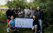 Die Spendenübergabe in Höhe von 3500 Euro durch das Orgateam des Flunkyball 2023 an die Wildtier- und Artenschutzstation in Klein Offenseth-Sparrieshoop. (Foto: Flunkyball WM Elmshorn)