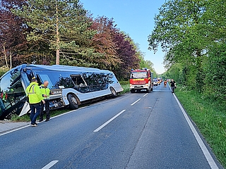 Ein Linienbus war um 5.20 Uhr an der Landesstraße zwischen Moorrege und Appen in den Graben gerutscht. (Foto: RKiSH)