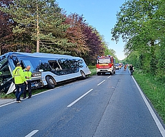 Ein Linienbus war um 5.20 Uhr an der Landesstraße zwischen Moorrege und Appen in den Graben gerutscht. (Foto: RKiSH)