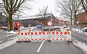 Die Sperrung des Steindamm beginnt vom Kreisel Langelohe aus gesehn noch vor der Einmündung in die Rethfelder Straße. Das Auto links im Hintergrund musste im Rückwärtsgang aus dem Baustellenbereich hinausfahren. (Foto: Frank)