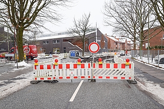 Die Sperrung des Steindamm beginnt vom Kreisel Langelohe aus gesehn noch vor der Einmündung in die Rethfelder Straße. Das Auto links im Hintergrund musste im Rückwärtsgang aus dem Baustellenbereich hinausfahren. (Foto: Frank)