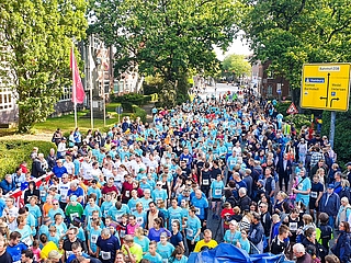 Vom Startturm aus bot sich dieses bunte Bild auf die Teilnehmer des 5 Kilometer-Laufes. (Foto: Strandmann)