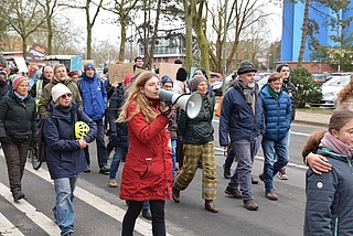 Bei Schlachtrufen gab die 19-jährige Schülerin Johanna Brandt per Megafon den Ton an. (Foto: Frank)