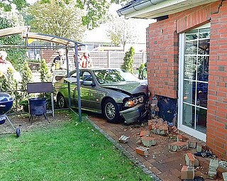 Die verklinkerte Fassade an der Adolph-Kolping-Straße rutschte teilweise ab. Etliche Steine brachen heraus. (Foto: Polizeidirektion Bad Segeberg)