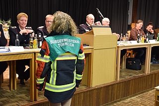 Auf der Rückseite der neuen Schutzjacke von Bürgermeisterin Sabine Kählert steht die Aufschrift "Bürgermeisterin Tornesch". (Foto: Frank)