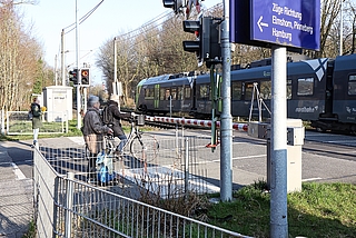 Diesen Bahnübergang in der Großen Kremper Straße in Glückstadt überqueren Passanten immer wieder trotz Rotlichts. (Archiv: Strandmann)