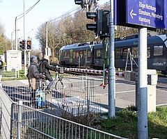 Diesen Bahnübergang in der Großen Kremper Straße in Glückstadt überqueren Passanten immer wieder trotz Rotlichts. (Archiv: Strandmann)