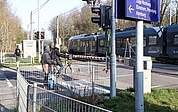 Diesen Bahnübergang in der Großen Kremper Straße in Glückstadt überqueren Passanten immer wieder trotz Rotlichts. (Archiv: Strandmann)