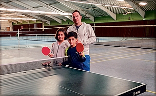 Trainer Jan Nikukar mit seinen Kindern Hana (8, li.) und Danial (9). (Foto: EMTV)