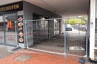 Ein Durchgang von der Königstraße zum Holstenplatz war am Morgen nach dem Brand gesperrt. (Foto: Frank)