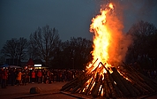 Wegen der großen Hitze hielten die Zuschauer freiwillig Abstand zum Osterfeuer in Esingen. (Foto: Frank)