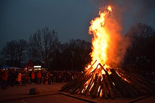 Wegen der großen Hitze hielten die Zuschauer freiwillig Abstand zum Osterfeuer in Esingen. (Foto: Frank)
