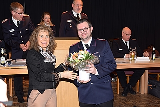 Bürgermeisterin Sabine Kählert dankte dem Jugendwart Michael Mölln für seinen Einsatz. (Foto: Frank)