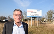 Dr. Harald Schroers ist Geschäftsführer der Wirtschaftsförderungsgesellschaft des Kreises Pinneberg (WEP). Das Areal hinter ihm in Tornesch an der Kreuzung Ahrenloher Straße / Oha soll bald erschlossen werden. (Foto: Frank)