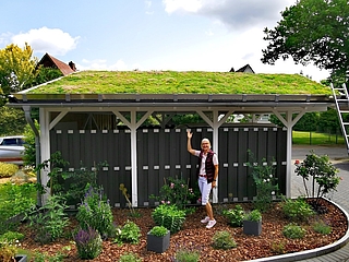 Dr. Sylvia Jörgensen aus Tangstedt im Kreis Pinneberg freut sich über ihr begrüntes Carport-Dach.(Foto: Kreis Pinneberg/Pressestelle)