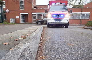 Nach Angaben der Polizei schrammte der Linienbus über dieses Hochbord am ZOB. Dadurch soll ein Stutzen des Tanks abgerissen sein. (Foto: Frank)