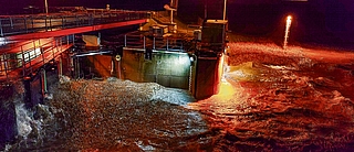 Sturmflut am Krückau-Sperrwerk: In der Nacht zum 19. Februar 2022 sorgte das Orkantief „Zeynep“ für einen Wasserstand von 5,48 Metern in der Elbe. Normal ist ein Flut-Pegel von etwa 2 Metern. Das Foto entstand um 4.22 Uhr. (Foto: Thomas Beiersdorf/Stadt Elmshorn)