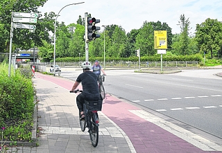 Die Einmündung Hamburger Straße/Ecke Steindamm in Elmshorn: Die Radlerin, deren Rücken zu sehen ist, fährt gegen die erlaubte Fahrtrichtung. Bei solchen Geisterfahrern erwecken die Schilder am linken Bildrand allerdings den Eindruck, auf einem offiziellen Radweg unterwegs zu sein. Sie weisen auf Radwege nach Itzehoe, Barmstedt, Seestermühe, Seester, zum Bahnhof und ins Zentrum hin. Auch der Ochsenweg quert hier die Hamburger Straße. (Foto: Frank)