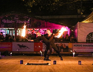 Einfühlsam und zugleich spektakulär: Das Duo „Flamba“ begeisterte mit Feuer und zwischendurch auch mit farbigen Lichtern. (Foto: Strandmann)