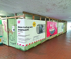 Der Aufzug in der Elmshorner Bahnhofsunterführung ist mit einer Holzwand abgesperrt. Darauf ist zu lesen: "Dieser Aufzug wird ausgetauscht." (Foto: Strandmann)