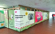Der Aufzug in der Elmshorner Bahnhofsunterführung ist mit einer Holzwand abgesperrt. Darauf ist zu lesen: "Dieser Aufzug wird ausgetauscht." (Foto: Strandmann)