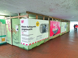Der Aufzug in der Elmshorner Bahnhofsunterführung ist mit einer Holzwand abgesperrt. Darauf ist zu lesen: "Dieser Aufzug wird ausgetauscht." (Foto: Strandmann)