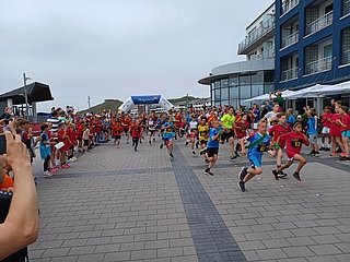 Am Startpunkt: Die Teilnehmer des Schulstaffel-Marathons beim Landesentscheid auf der Promenade auf Helgoland. (Foto: Siegfried Konjack)  