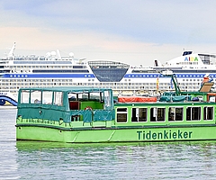 Da schaut die AIDA neidisch rüber: Mit dem Flachbodenschiff Tidenkieker können die Gäste an Bord die abwechslungsreiche Niederelbe entdecken. (Foto: Holstein Tourismus-Photocompany)
