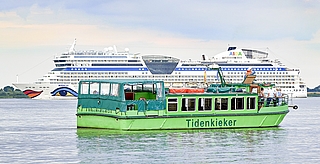 Da schaut die AIDA neidisch rüber: Mit dem Flachbodenschiff Tidenkieker können die Gäste an Bord die abwechslungsreiche Niederelbe entdecken. (Foto: Holstein Tourismus-Photocompany)