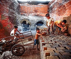 Kinder arbeiten in einer Ziegelei in der Provinz Battambang, Kambodscha. (Bildrechte: Hartmut Schwarzbach / argus)