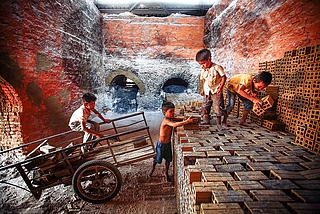 Kinder arbeiten in einer Ziegelei in der Provinz Battambang, Kambodscha. (Bildrechte: Hartmut Schwarzbach / argus)