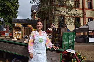 Svenja Deike vom Hofladen Deike in Moorrege hatte ihre gefüllten Picknickkörbe und Torten innerhalb von zwei Stunden verkauft. (Foto: Frank)