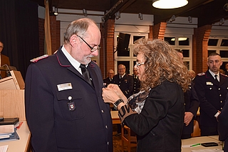 Bürgermeisterin Sabine Kählert verleiht dem stellvertretenden Gemeindewehrführer Rüdiger Jurkat das Brandschutz-Ehrenzeichen in Gold für 40-jährige aktive Dienstzeit bei der Feuerwehr. (Foto: Frank)