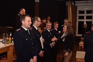 Bürgermeisterin Sabine Kählert beglückwünscht beförderte Mitglieder der Freiwilligen Feuerwehr Tornesch. (Foto: Frank)