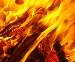 Das Feuer brach in einer Halle zur Abfallsortierung aus. (Symbolfoto: Pixabay)