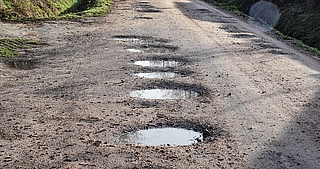 Diese und weitere Schlaglöcher klaffen im Bullendorfer Weg. (Foto: Frank)