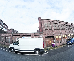 Dieses historische Ensemble an der Schloßstraße steht unter Denkmalschutz: Das zweistöckige Citastrom-Haus (rechts), die niedrige Mantelhalle (in der Mitte hinter dem Lieferwagen) und das Kranhaus mit dem kleinen Giebel (links). Das Foto entstand mit einem Weitwinkelobjektiv. (Foto: Schröckert)