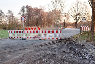 Die Brücke über dem Orthbrookgraben ist gesperrt. (Foto: Frank)