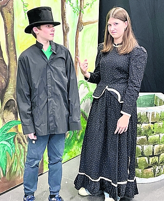 Der Theaterverein Rellingen führt „Frau Holle“ auf. Emma Haberstroh-Andresen spielt die Pechmarie, Bahne Brennecke einen Schornsteinfeger. (Foto: Theaterverein Rellingen)