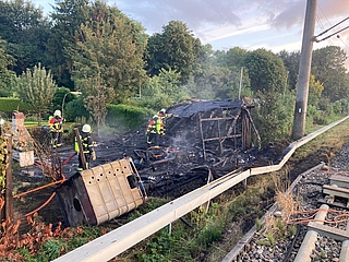 Das Feuer zerstörte eine Gartenlaube an der Bahnstrecke Elmshorn-Neumünster und beschädigte die technischen Anlagen der Deutschen Bahn. (Foto: Kreisfeuerwehrverband Pinneberg)