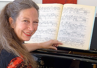 Anne Clasen trägt Werke von Bach und Rosengedichte sowie -märchen vor. (Foto: Clasen)
