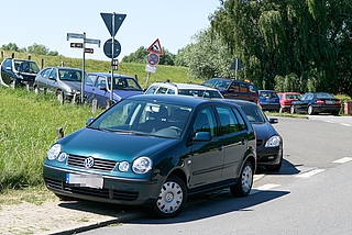 An schönen Sommertagen reichen die offiziellen Parkplätze in Bielenberg nicht aus. Die Gemeinde schafft nun ein paar weitere. (Foto: Archiv/mm)