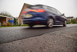 Der LBV.SH ließ die L107 zwischen dem Hasweg und dem Bahnübergang vor Prisdorf ausbessern, aber nicht den begleitenden Fahrradweg. (Foto: Frank)